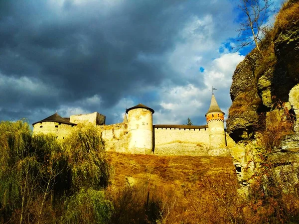 Antigua Fortaleza Sobre Fondo Del Cielo Tormentoso Kamenets Podolsky Ucrania —  Fotos de Stock