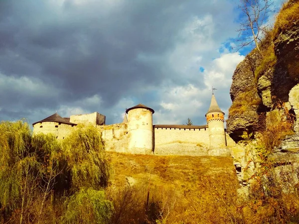 嵐の空 Kamenets Podolsky ウクライナの背景にある古い要塞 — ストック写真