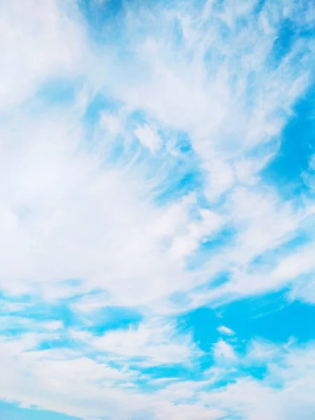 Σύννεφα Cirrus Που Καλύπτουν Τον Γαλάζιο Ουρανό Φυσικό Υπόβαθρο — Φωτογραφία Αρχείου