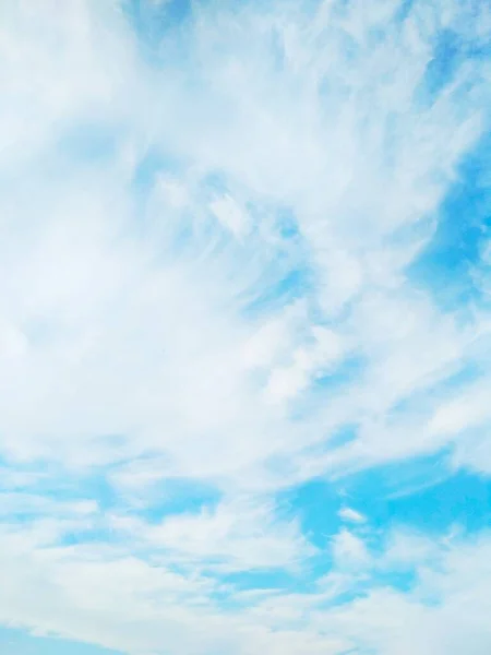 Cirruswolken Die Blauwe Lucht Bedekken Natuurlijke Achtergrond — Stockfoto