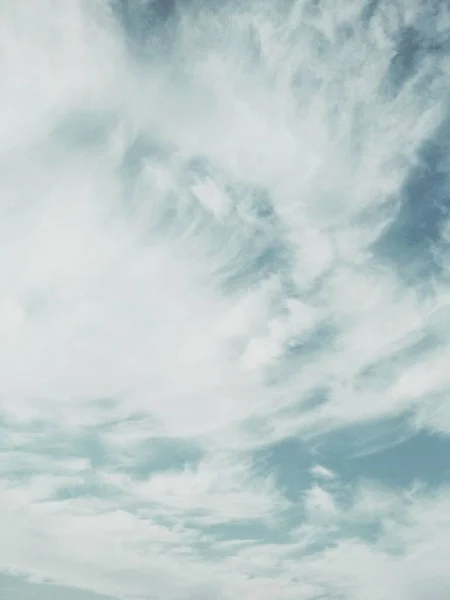 Σύννεφα Cirrus Που Καλύπτουν Τον Γαλάζιο Ουρανό Φυσικό Υπόβαθρο — Φωτογραφία Αρχείου