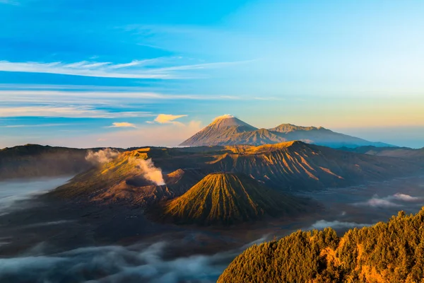 日出时山上的活火山 — 图库照片