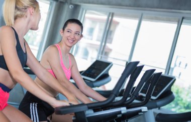 Bir grup kadın fitness mutlu ve sohbet ise eğitim