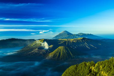 Mount Bromo aktif yanardağ gündoğumu sırasında