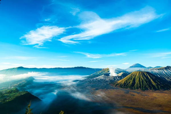 Der Aktive Vulkan Des Bromo Mit Nebel — Stockfoto