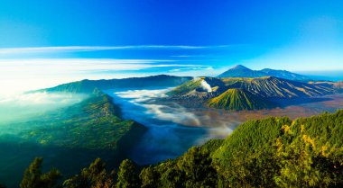 Mount Bromo yanardağ gündoğumu sırasında