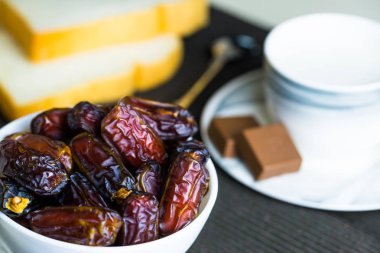 küçük beyaz kase meyve taze kuru tarihler