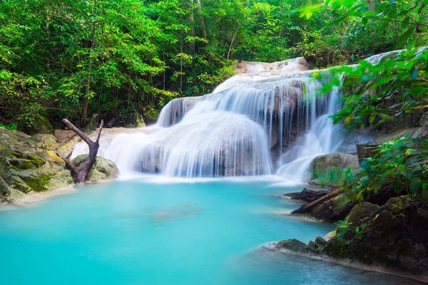 タイ熱帯林におけるエラワン滝 — ストック写真