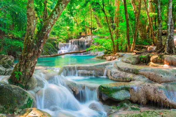 Güzel şelale tropikal ormanda, Tayland