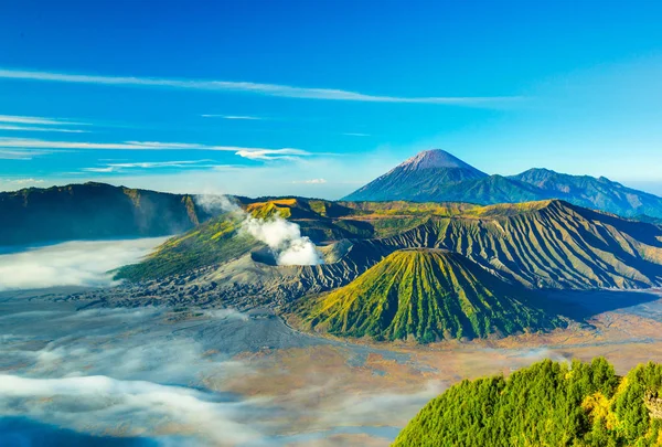 Bromo Mit Nebel Bei Sonnenaufgang — Stockfoto