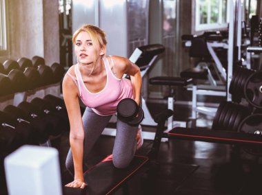 Çekici kadın dumbbell jimnastik salonu ile eğitim