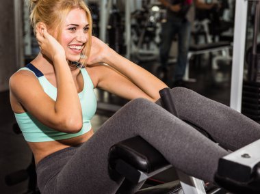 Çekici kadın Sit bankta gerçekleştirme