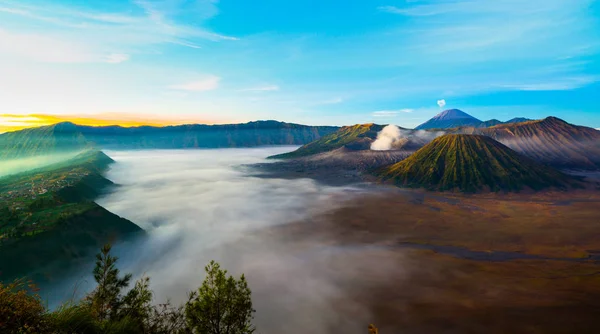 Bromo Východní Jáva Indonésie Během Východu Slunce Mlhou — Stock fotografie