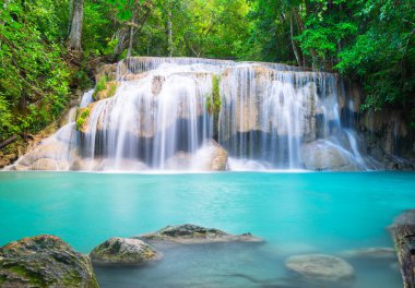 Güzel şelale tropikal ormanda, Tayland