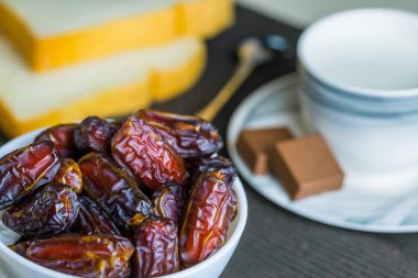 küçük beyaz kase kuru tarihleri meyve