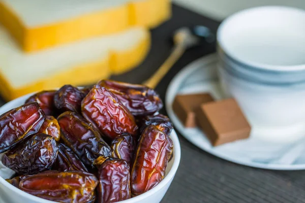 küçük beyaz kase kuru tarihleri meyve