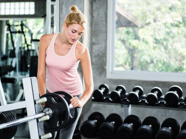 Güzel kadın hazırlamak egzersiz spor merkezi donatımı