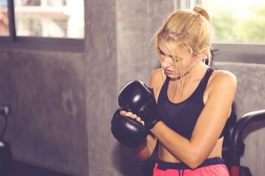 Spor salonunda boks eldiven giymiş güzel kadın