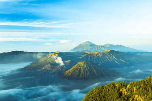 Bromo Mit Nebel Bei Sonnenaufgang — Stockfoto