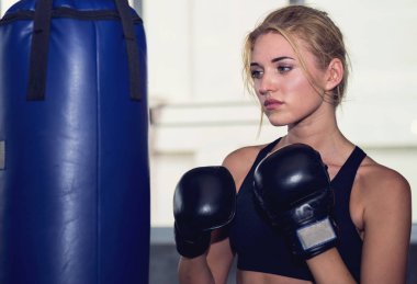 Çekici bir kadın sağlığı ve kum torbasına yumruk