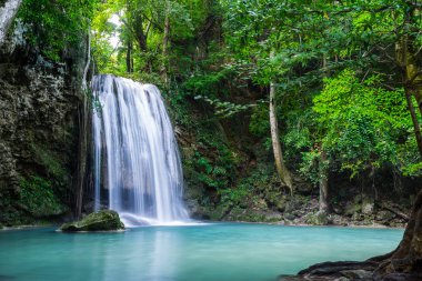 Güzel şelale Tayland Ulusal Parkı'nda