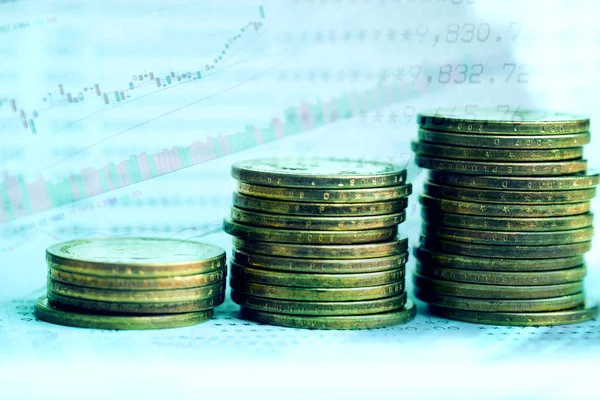 ステートメント グラフおよび金融とビジネスの概念のためのコインの行の二重露光 — ストック写真
