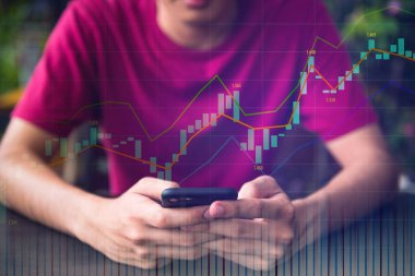 Bir adam hisse senedi veya kahve dükkanında cep telefonu ile forex trading