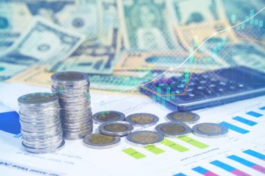 Paralar yatırım kavramı için hisse senedi grafiği içeren mali rapordaki yığını