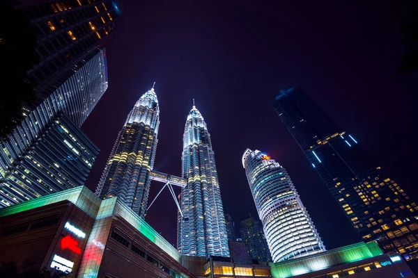 クアラルンプール マレーシアでの夜景のツイン タワー — ストック写真