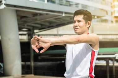 Orta yaş erkek kol, açık, ısınma egzersiz yapan erkek germe