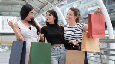 Üç güzel genç kadın şehirde alışveriş keyfi.