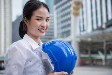 Binanın gülümseyen ön bir genç mühendis kadınlar zor şapka