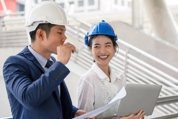 Joven Hermosa Empleado Presente Proyecto Cliente Con Relajarse — Foto de Stock