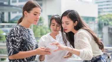 Bir grup arıyorum ve smartphone üzerinden bir bilgi bulma çekici kadın