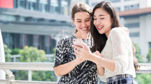 Grupo Mulher Bonita Usando Chamadas Vídeo Com Amigos Smartphone — Fotografia de Stock