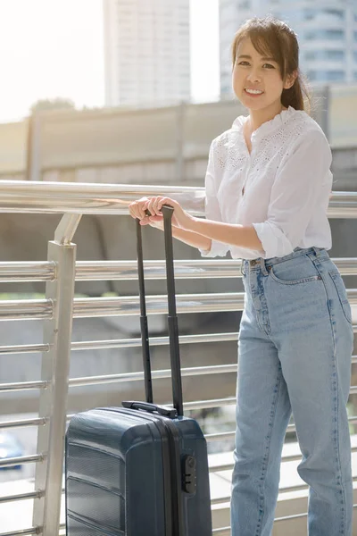 Young Tourist Bring Luggage City — Stock Photo, Image