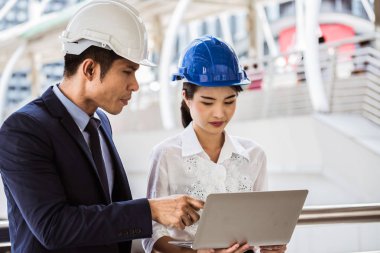 Proje hakkında genç mühendis ile tartışırken müşteri