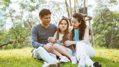 Mutlu anne ve kızı parkta eğleniyor