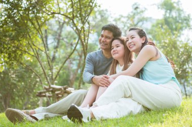 Mutlu bir aile rahat parkta