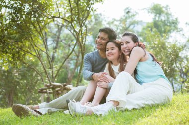 Anne ve kızı mutlu ve parkta rahatla