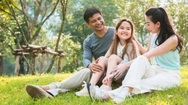 Anne ve kızı mutlu ve parkta rahatla