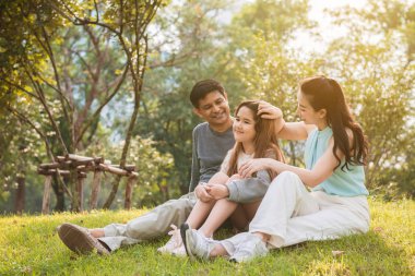 Bahçede otururken anne mevzusuyla kızı