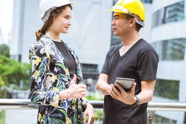 Beautifule Mujer Ingeniero Discutir Con Trabajador — Foto de Stock