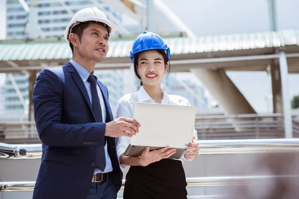 Ingeniera Joven Discutió Proyecto Con Cliente Lugar Trabajo — Foto de Stock