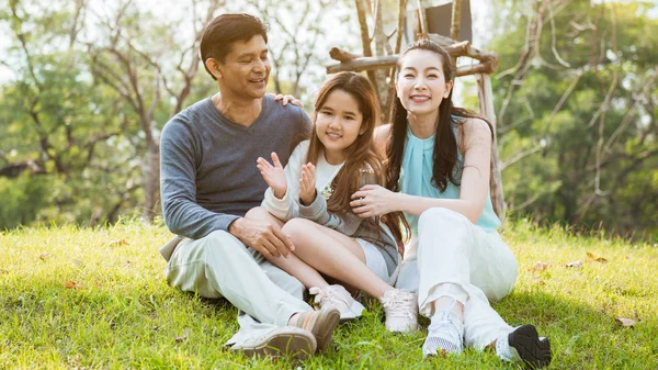 Mutlu anne ve kızı parkta eğleniyor