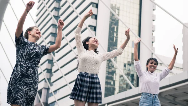 快乐的人 年轻的多样性女性跳跃 城市理念 — 图库照片