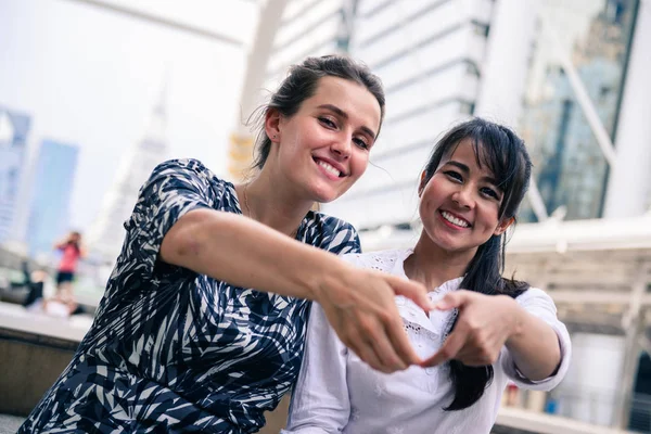 Amor Aire Mujeres Jóvenes Haciendo Símbolo Del Corazón Con Dedo — Foto de Stock