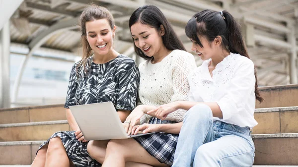 Drie Jonge Vrienden Vrouw Met Behulp Van Laptop Het Outdoor — Stockfoto