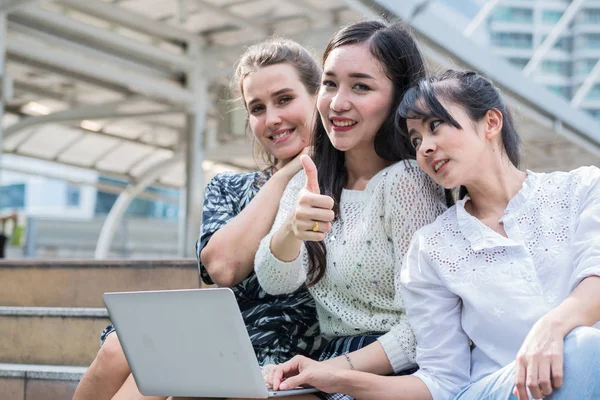 Drie Jonge Vrienden Vrouw Met Behulp Van Laptop Het Outdoor — Stockfoto