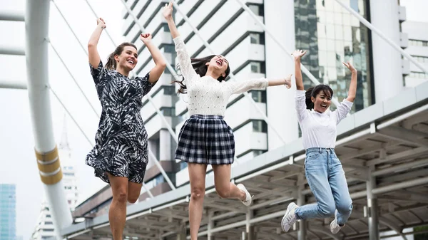 快乐的人 年轻的多样性女性跳跃 城市理念 — 图库照片